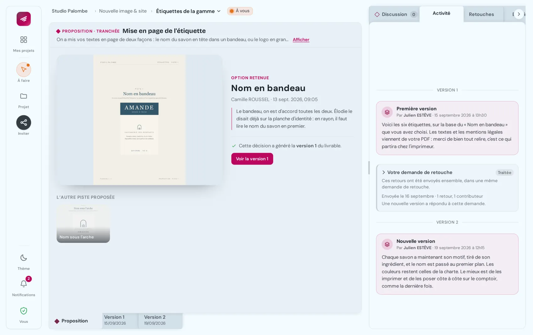 La piste retenue dans l'espace client : « Nom en bandeau », choisie par Camille Roussel, la raison de son choix, et la mention indiquant que cette décision a généré la version 1 du livrable. À droite, le fil du livrable montre la version 1, la demande de retouche traitée, puis la version 2.