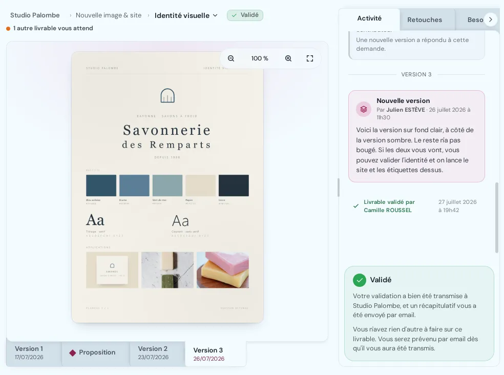 L'espace client tel qu'un client le reçoit : la planche d'identité visuelle affichée en grand, la frise de ses versions en bas, et, à droite, la validation de la cliente suivie du bloc vert qui confirme que sa réponse a bien été transmise.