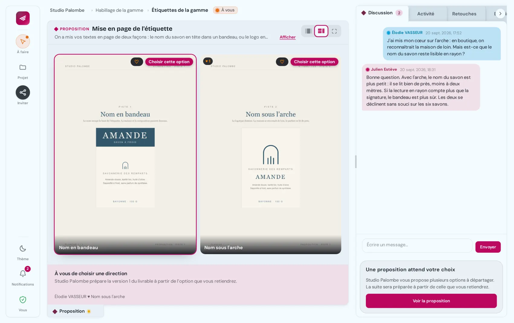 Une proposition dans l'espace client : deux pistes d'étiquette, « Nom en bandeau » et « Nom sous l'arche », présentées côte à côte, chacune avec son cœur de préférence et son bouton « Choisir cette option ». Une collègue de la cliente a mis son cœur sur la seconde et pose une question dans la discussion, à laquelle le studio répond. En bas, « À vous de choisir une direction » ; à droite, le panneau indique qu'une proposition attend son choix.