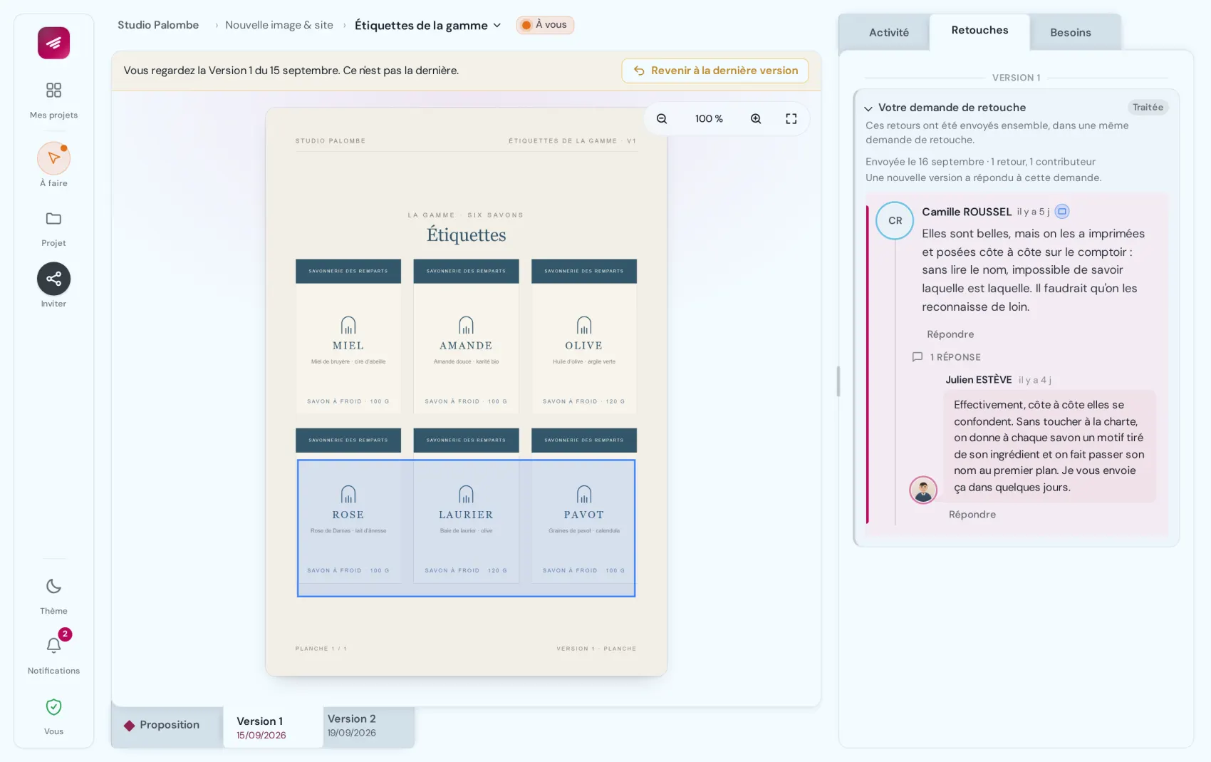 Le fil d'un livrable : la demande de retouche de la cliente, avec son nom, et la réponse du studio juste en dessous. La zone qu'elle a désignée reste encadrée sur la version concernée, la version 1 des étiquettes.