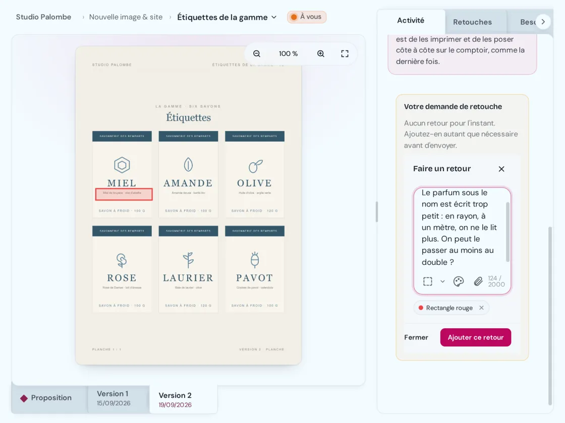 Un client en train de poser un retour sur la création : sur la planche des étiquettes, il a encadré en rouge le nom du parfum sous « Miel », et à côté il écrit que ce texte est trop petit pour se lire en rayon, avant d'ajouter ce retour à sa demande de retouche