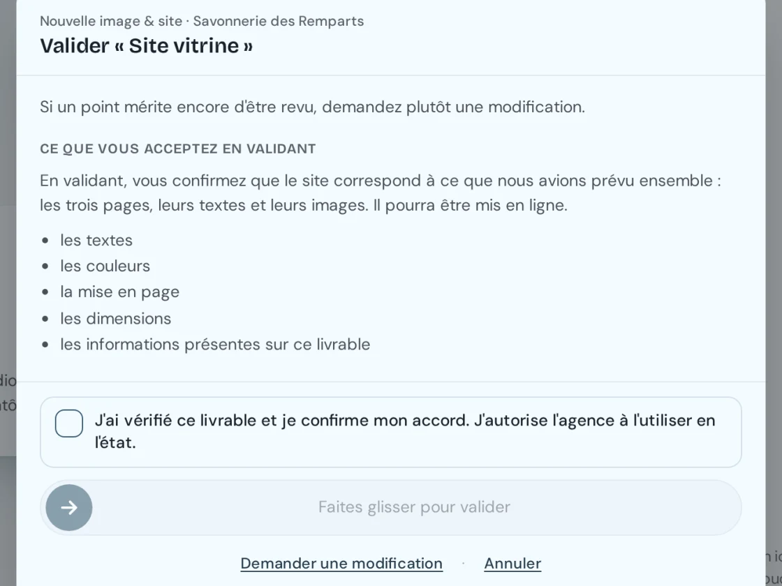 L'écran que voit le client avant de valider : le livrable concerné, la liste de ce qu'il accepte en validant, la case d'autorisation à cocher, et le geste à faire glisser pour confirmer