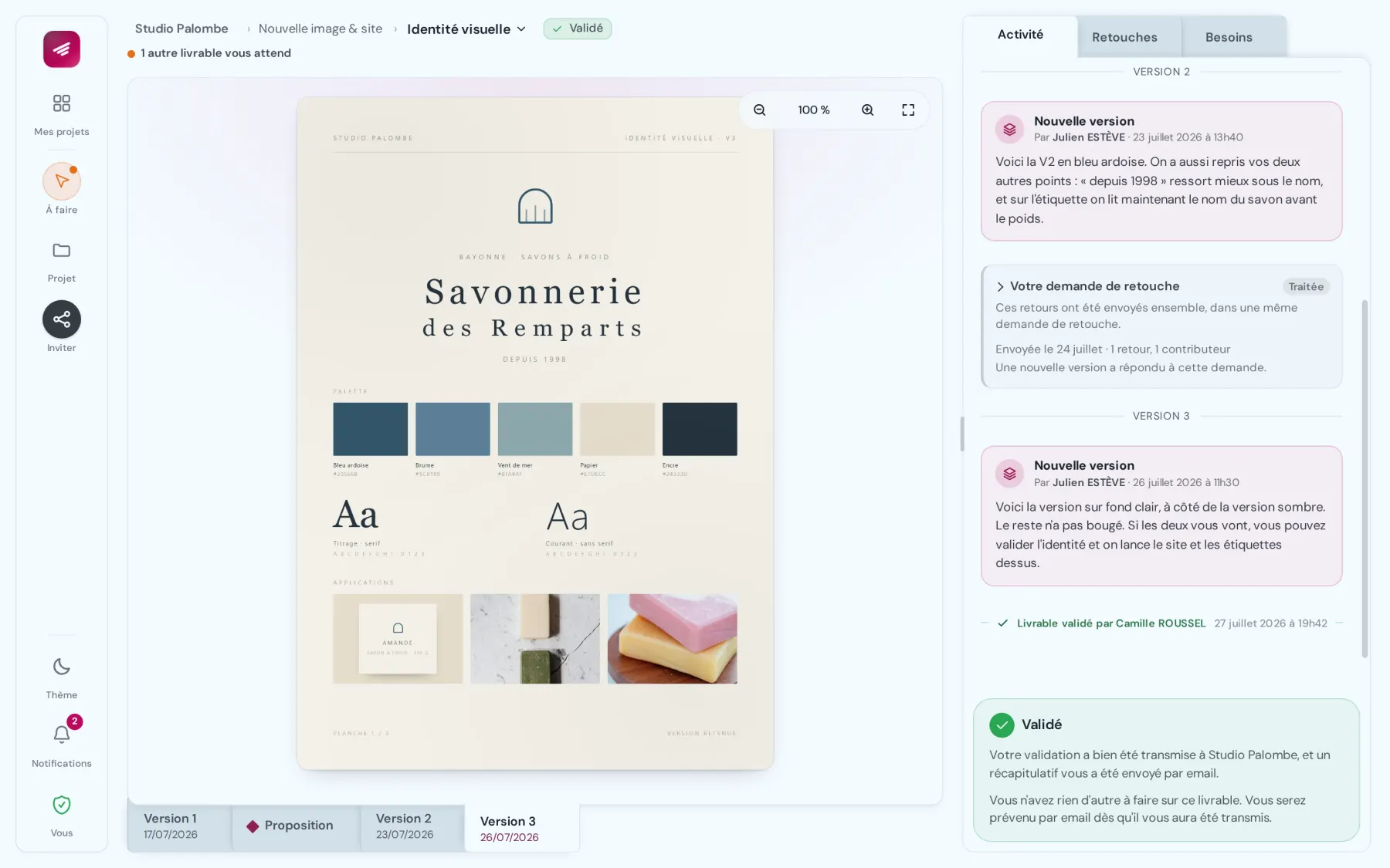 Espace client d'une agence&nbsp;: la planche d'identité de la Savonnerie des Remparts est affichée en grand, avec la frise de ses versions en bas. À droite, le fil du projet enchaîne les deux nouvelles versions présentées par le studio, la demande de retouche de la cliente marquée « traitée », puis la confirmation que le livrable est validé.